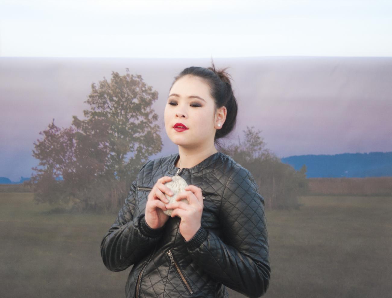 photo couleur personnage sur fond paysage