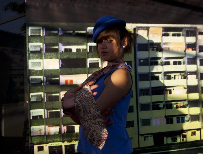photo couleur personnage dans raies de soleil
