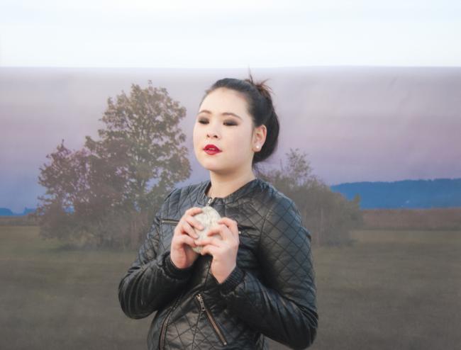 photo couleur personnage sur fond paysage