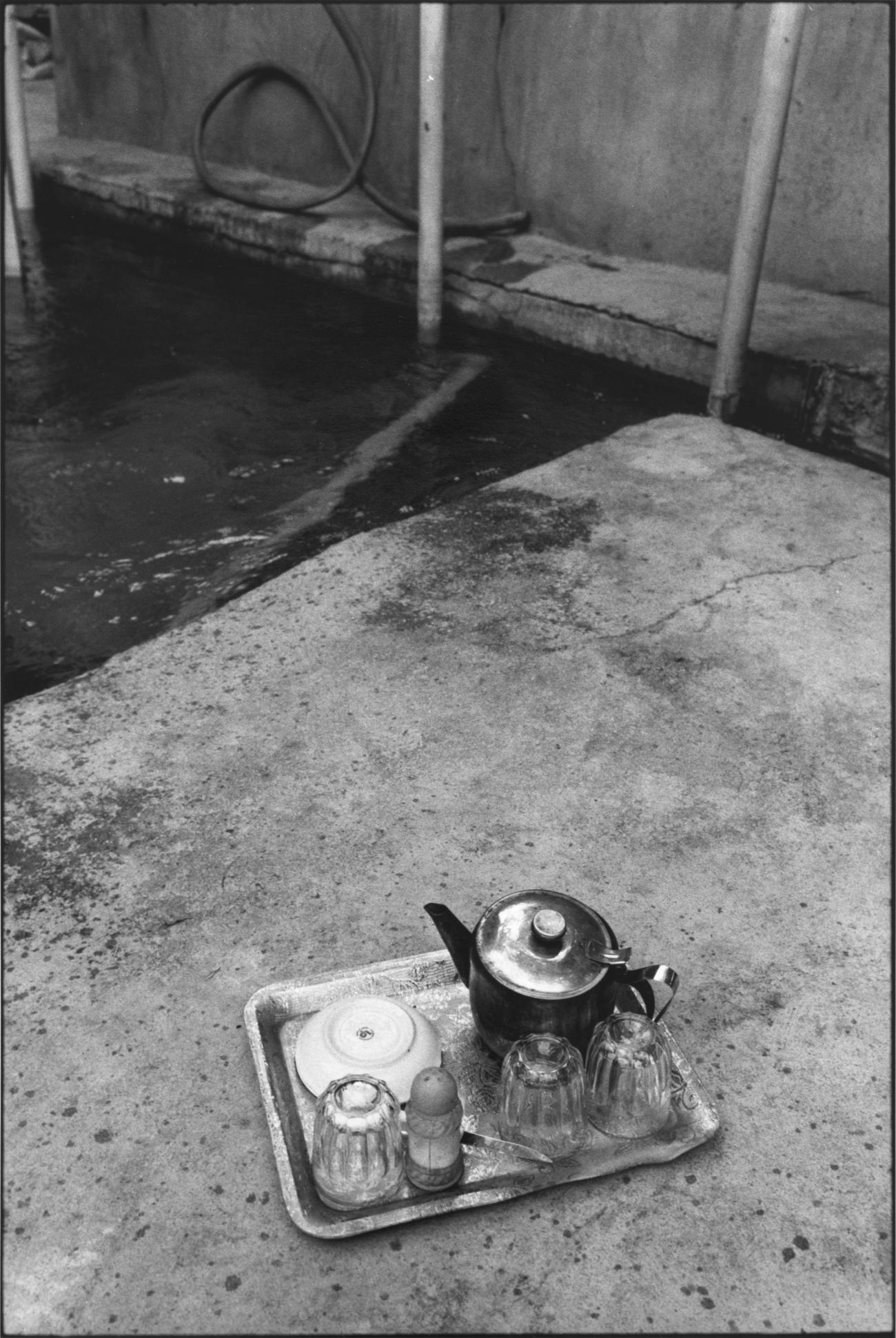 photo noir blanc plateau avec verre et thé