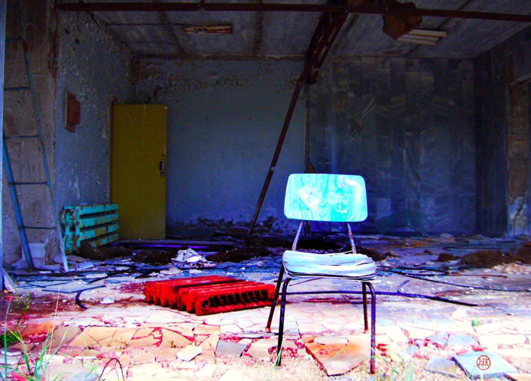 La chaise bleue et le radiateur rouge Pripiat 2006